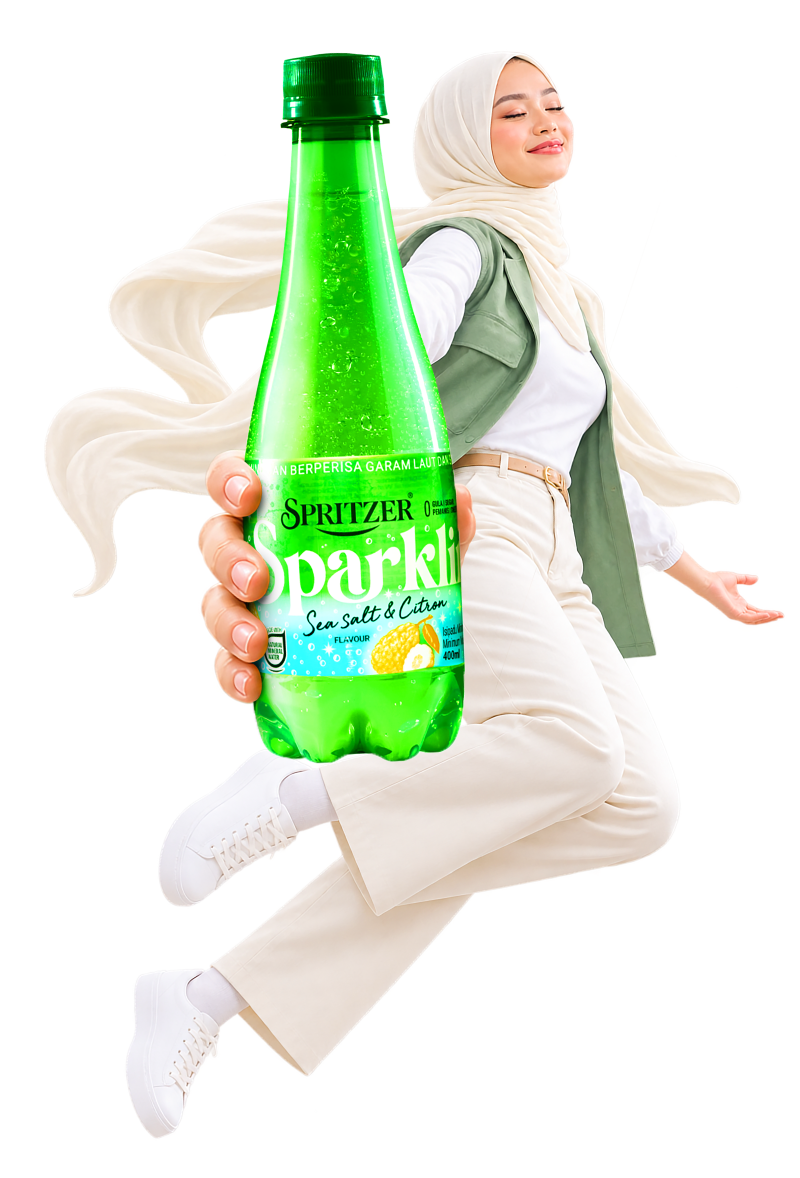 Wanita berhijab melompat sambil memegang botol Spritzer Sparkling